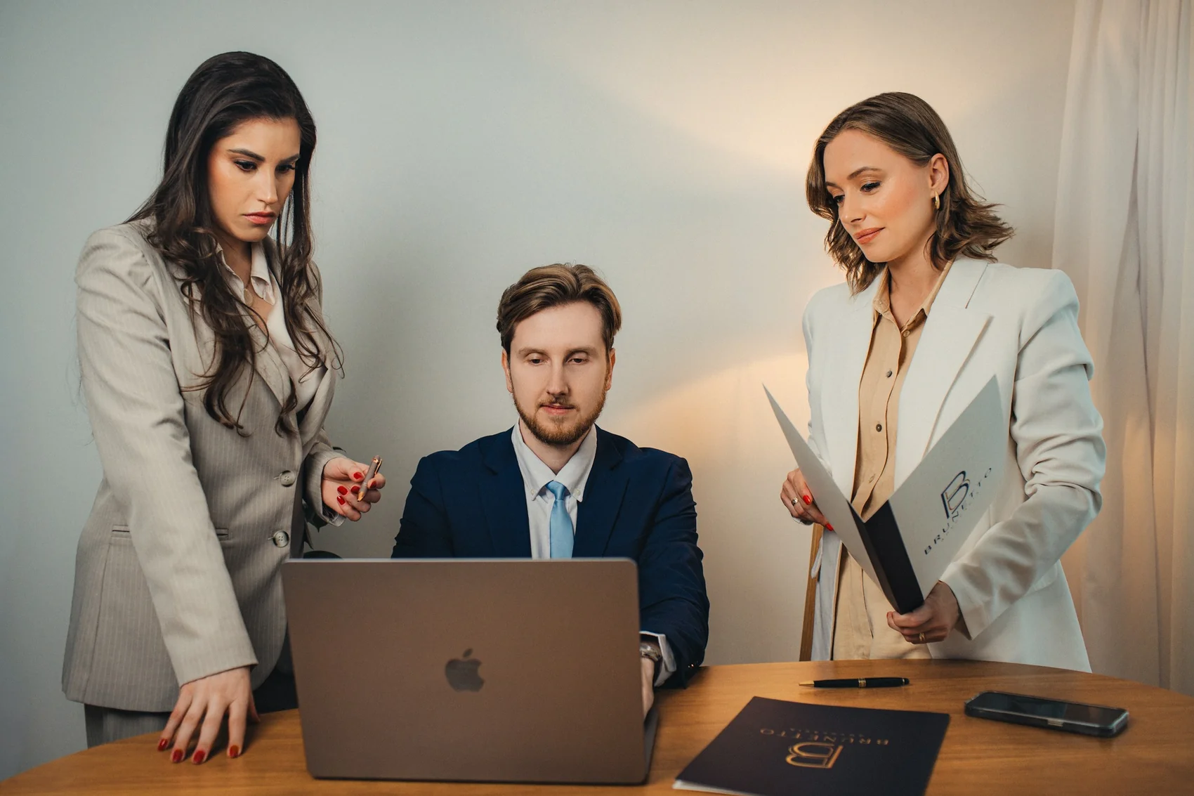 Equipe Brunetto Advocacia em reunião de trabalho, analisando documentos